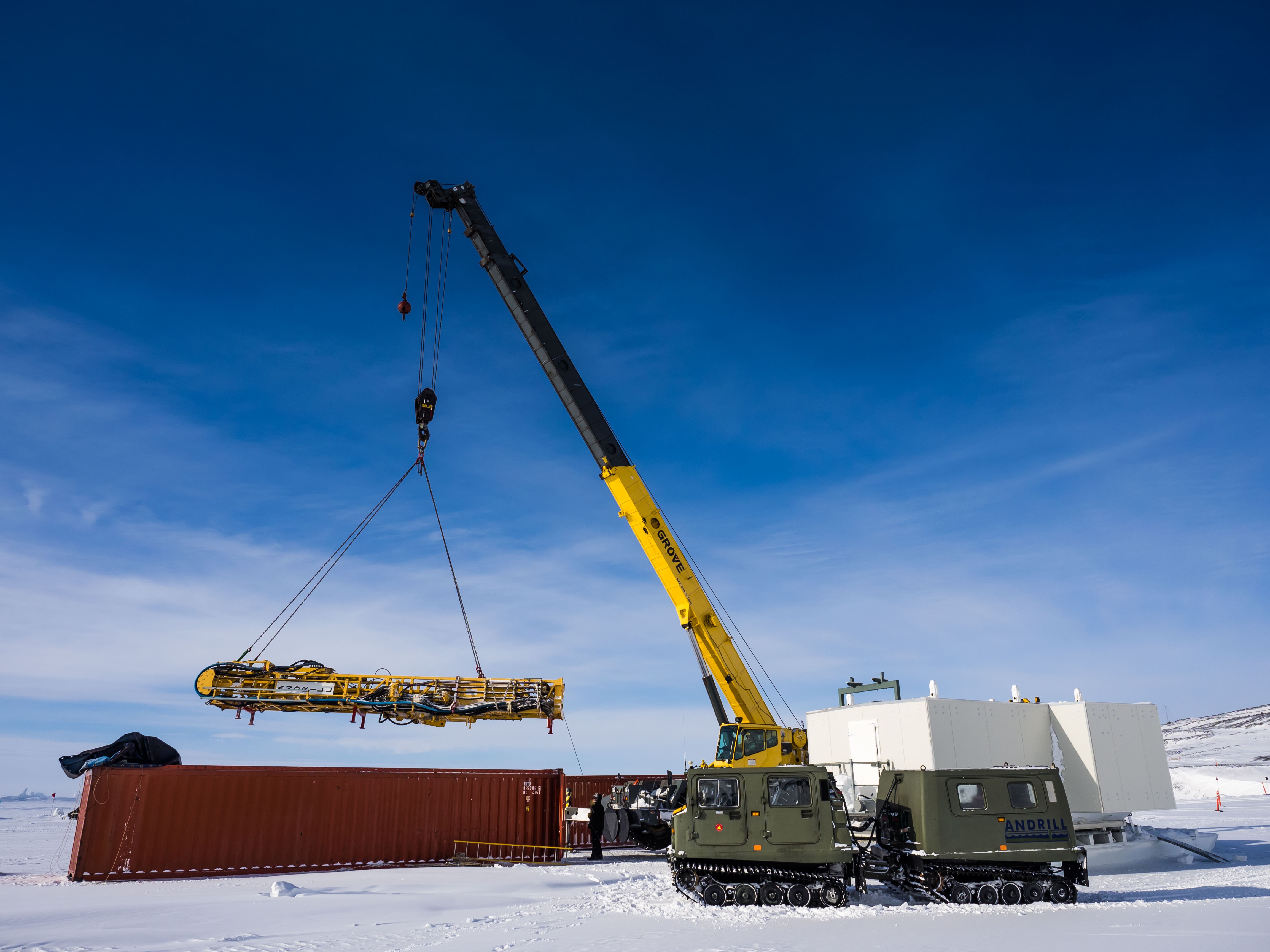 Lifting the ANDRILL  drilling mast into the shipping containers