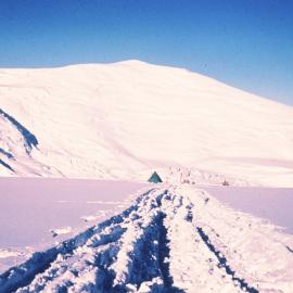 Deep snow, middle part of Axel Heiberg Glacier