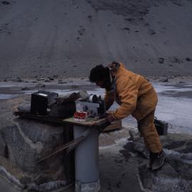 Automatic lake-levelling apparatus