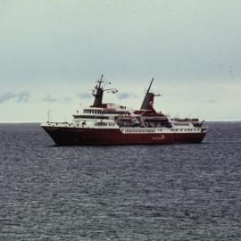 Tourist ship World Discoverer 