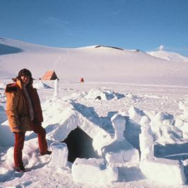 Snow trench- Survival Training 