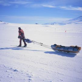 Borge Ousland man hauling his sled