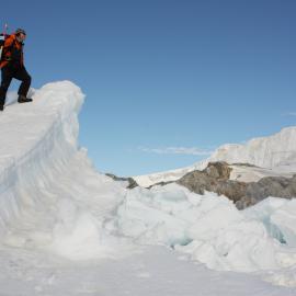 Looking for a route to cross the tide crack at First View Point (Cape Roberts/Granite Harbour).