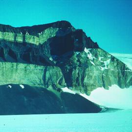 Dark rock = Ferrar dolerite; light rock = Beacon sandstone