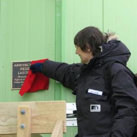 The Prime Minister, the Right Honourable Helen Clark unveiling the plaque at Arrival Heights