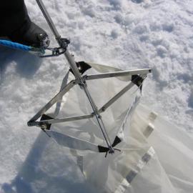 Collapsible plankton net in open and closed positions