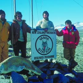 T Robinson, G Leech, J Robinson, G Lewis at Vanda sign