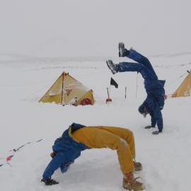 How to spend time during a white-out day: acrobatics in the snow