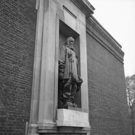 Memorial to Shackleton (London)
