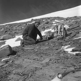 Guy Warren on Beacon sandstone outcrop