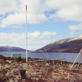 HF radar antenna array