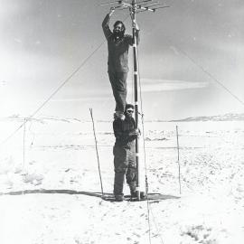 Kevin Weatherall on Rod Ferris's shoulders to adjust transceiving station aerial