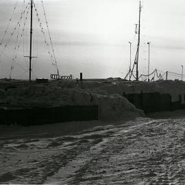 Pervideome, the original building at Vostok, now almost buried under twenty years of drifting snow