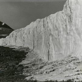 Unusual features of the Dry Valley is the lack of moraine around the glacial preimeters