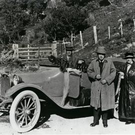 C Gray, Sir Ernest Shackleton and Mrs Gray on the Rimataka Incline, Dec 1916