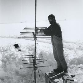 Adjusting antenna array on infrasonics telemetry equipment