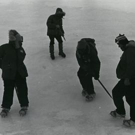 NZ instructors teaching USARP men how to use crampons