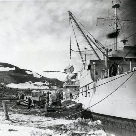Unloading the HMNZS 'Endeavour' 