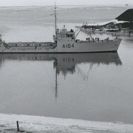 HMNZS 'Endeavour' docking