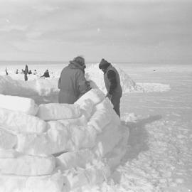 Walt Fowlie and Steve Mosley building an igloo