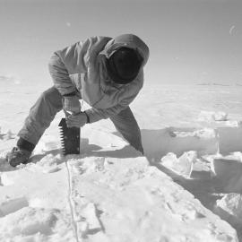 Survival Training| Antarctica| Phill Goff| cutting snow blocks