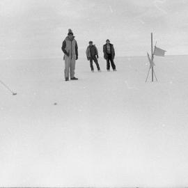 Scott Base| sport| golf| Biddy Harnett aims for the 'hole'