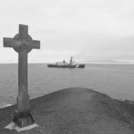 Coast Guard icebreaker 'Polar Sea' towing tanker 'Paul Buck'