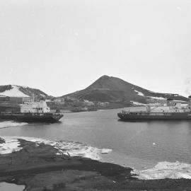 Coast Guard icebreaker 'Polar Sea' towing tanker 'Paul Buck' 