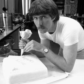 Decorating the cake 