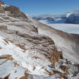 Beacon outcrop on Rotunda. Kukri Hills in the distance.