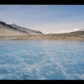 Lake Vanda. Wright Valley. Dry Valleys.
