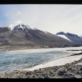 Lake Vanda. Wright Valley. Dry Valleys.