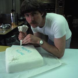 Icing Christmas Cake 