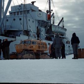 Tucker Sno-cat ship offload