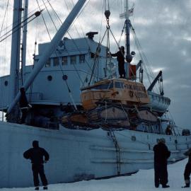 Tucker Sno-cat ship offload
