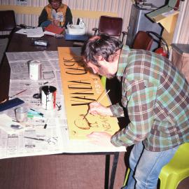 Pete painting Vanda sign