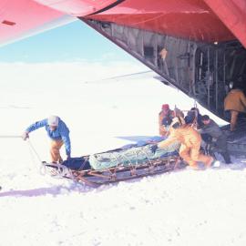 Science party pulls sledge out of ski Hercules 