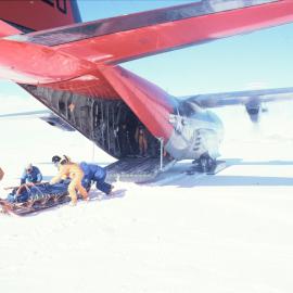 Science party pulls sledges out of ski Hercules 