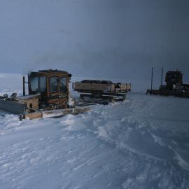 Rescue operation of NZARP D4 from crack by USARP D4's